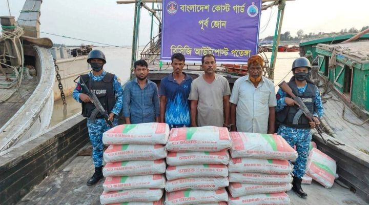 চট্টগ্রামের বহিঃনোঙর থেকে বিপুল পরিমাণ সিমেন্টসহ ৪ জন আটক